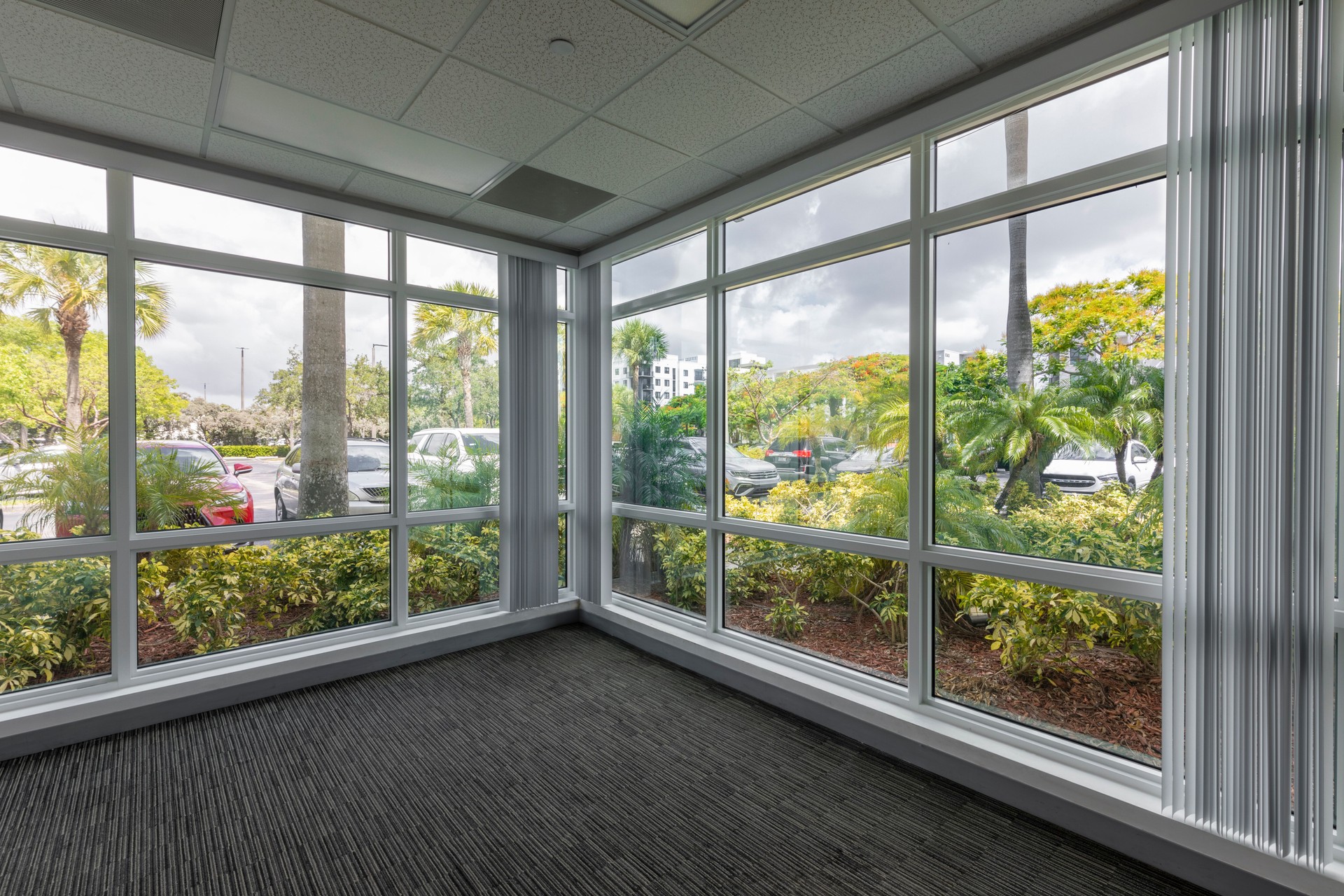 Empty corner office on the ground floor in Miami